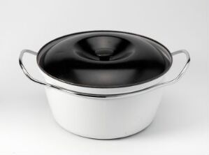  "Modell 424 'Sensasjonskasserollen' designed by Grete Prytz Kittelsen - a minimalistic enameled steel casserole with a white body, contrasting black lid, and shiny metallic handles against a soft gradient background."