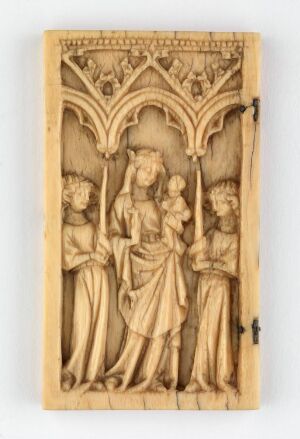  A carved ivory panel from an unidentified artist, titled "Del av driptyk," featuring four figures within Gothic arches, with intricate detailing and traces of metal hinges on one side, suggesting it was part of a religious triptych.