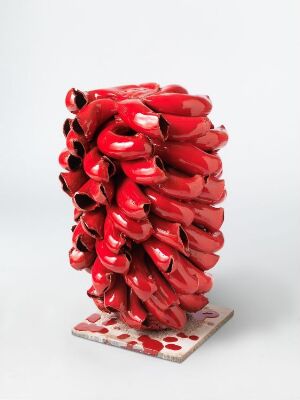  "Rød stakk," a ceramic art piece by Torbjørn Kvasbø, consisting of a vibrant, glossy red, pod-like structure with an organic cluster form, set on a base with a red checkerboard pattern, against a white background.