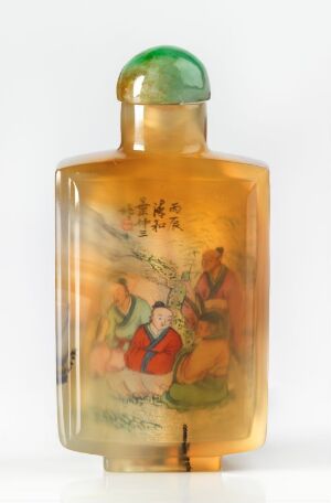  A translucent honey-amber Chinese snuff bottle with a green stopper, displaying an internal painting of three figures in traditional attire engaged in conversation amid a landscape with Chinese characters inscribed in the top corner.