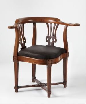  An elegant reddish-brown wooden armchair with a black upholstered seat, featuring a curvaceous frame and a lyre-inspired openwork design in the backrest.