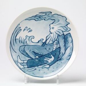  Decorative ceramic plate by artist Gerhard Munthe titled "Østerhavet synger nu sin sang for drot som fældet blev paa fremmed strand", featuring hand-painted underglaze decor of a mythical male figure with long, wavy hair and beard surrounded by stylized blue waves on a white background, embodying a connection with the sea in a dynamic and traditional Nordic style.