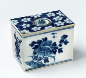  A porcelain box with blue floral patterns on a white background, featuring a reflective round knob on the lid, indicative of traditional Chinese ceramic design.