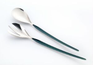  A sophisticated set of enameled stainless steel eating utensils, consisting of a spoon, fork, and knife by designer Arne Korsmo titled Art.nr. 821, displayed against a white backdrop, highlighting the mirror-finish of the steel and the enamel-coated handles.