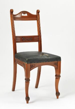  A traditional mahogany 'Spisestuestol' dining chair by A. Huseby & Co, with profiled, relief-carved, and lacquered veneer, and a seat upholstered in dark leather.