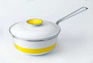  A vintage "Sensasjonskasserolle" saucepan designed by Grete Prytz Kittelsen. The saucepan is made from enameled iron in white with a broad yellow band around its body and a thin yellow line near the rim, paired with a white lid that has a yellow knob, and a metallic silver handle.