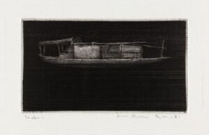  Monochromatic fine art print titled "Kinesisk husbåt IV" by Arne Bendik Sjur, depicting a detailed image of a traditional Chinese houseboat etched in black and gray on paper. The print is centered on the houseboat's silhouette and features with a dark background, emphasizing the vessel's construction and texture through shading and line work.