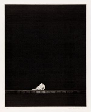  "Så lenge det spinn liv, så seg ikkje aldrig VII," a visual art piece by Arne Bendik Sjur, featuring a large expanse of black space with a thin, grayish horizontal line near the bottom and a small, solitary white figure seated or crouched on the line, starkly set against the dark background.