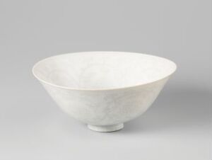  A simple white bowl with a delicate grey marbling effect, crafted with a minimalist design and photographed against a light grey background.