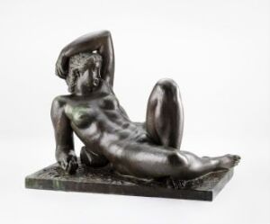  Bronze sculpture "Liggende pike" by artist Gerhard Henning, depicting a relaxed female figure lying on her side on a flat base, with bent legs and arms, a gently arched back, and a calm facial expression, rendered in dark patinated bronze that highlights the figure's smooth contours and anatomy.