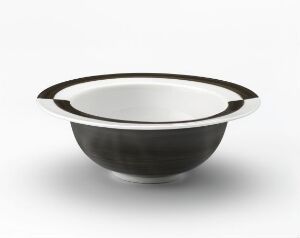  Modell 2055, a feldspar porcelain bowl designed by Nora Gulbrandsen, featuring a white interior with a black and metallic rim.