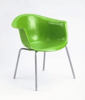  A vibrant green molded fiberglass chair with a silver metal base, designed by Gerhard Berg titled "Glassfiber setestruktur for polstring fra ca. 1957, tilført sekundær farge og metallunderstell i nyere tid." The chair has a curved backrest that flows into armrests and stands on four angled metal legs, combining mid-century design with modern color and materials.