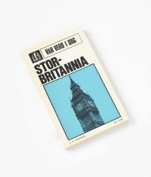  A book cover with the title "Vår verd i dag - Storbritannia" by Arild Kristo featuring a stylized dark blue Big Ben against a pale blue backdrop on a cream background.