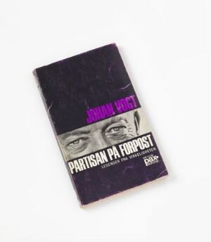  "Book cover designed by Arild Kristo for 'Partisan på forpost' featuring a close-up of a man's eyes in high-contrast black and white, with a bold purple title strip reading 'PARTISAN PÅ FORPOST' by Johan Vest, showcasing offset printing on paper."