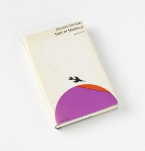  "Tokt til Moskva" book cover by Erik Artell, highlighting a stylized black bird in flight over a colorful gradient from purplish pink to orange, on an off-white background.