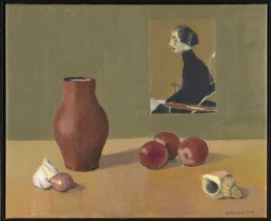  A painting titled "Etter arbeidet" by Reidun Tordhol features a jug, apples, garlic, and a snail shell on a beige surface with a muted olive green background. A framed picture of a woman in profile is included within the painting. The artwork utilizes a serene and limited color palette with detailed rendering, conveying a quiet, contemplative mood