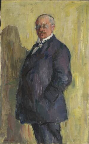  Oil painting "Gunnar Heiberg" by artist Henrik Lund, featuring the full-length portrait of a man standing with his body slightly turned right, dressed in dark formal attire with a white shirt and cravat, set against a loosely painted beige and olive background.