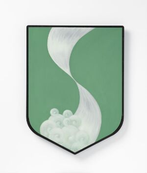  Artistic shield-shaped artwork titled "Grønn bølge" consisting of a muted green background with a central white wave-like form spiraling downwards, sided by small white bubbles suggestive of movement. The piece exudes a sense of calm with its soft color palette and fluid, almost three-dimensional white motif against the green field. Artist remains unnamed.