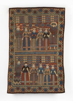  A hand-woven tapestry titled "De fem kloke og de fem dårlige jomfruer," created by an unidentified female artist. The dark navy and brown background features two rows of intricately dressed figures in historical or biblical garments, depicted in red, blue, cream, and gold. The figures are surrounded by elaborate geometric and floral border patterns, woven in a gobelin tapestry technique.