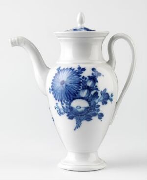  An elegant white porcelain teapot titled "Blå blomst" by Den kgl. Porcelainsfabrik, featuring a hand-painted underglaze blue floral design, with a long spout and curved handle, against a light background.