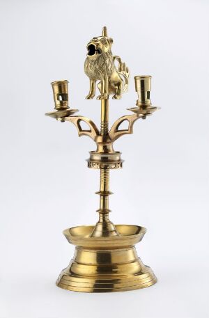  A polished brass candelabra entitled "Kandelaber" created by an unidentified artist, featuring a circular base, a central stem, and gracefully curving branches with intricate openwork details, all in a warm golden color.