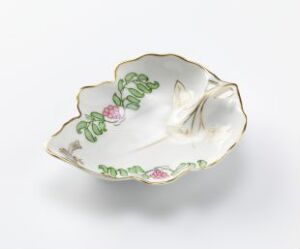  A hand-painted Feldspar porcelain bowl with a scalloped edge, decorated with green and pink leafy vines, and a pale yellow and light brown butterfly motif, bordered by a fine gold trim. Artist Oluf Wold-Torne. (Title unknown).