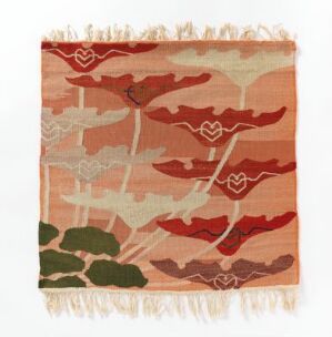  A handwoven tapestry titled "I rødt" by artist Frida Hansen, featuring stylized botanical motifs in shades of red, beige, and green, with fringed edges at the bottom, executed in gobelin technique using wool on a multi-stranded cotton warp.