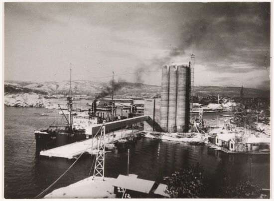 Skipet "Lagoda" losser ved kornsiloen på Odderøya