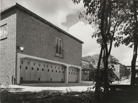 Den norske Ambassade i Stockholm, garasjer og bakdør