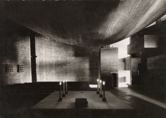 St. Hallvard kirke og kloster, kirkerommet sett fra alteret