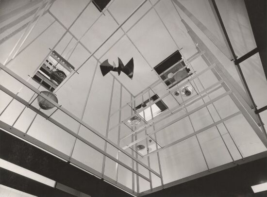 Utstillingsstand for emaljearbeider ved Triennalen i Milano