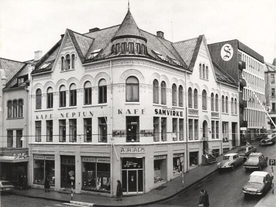 Alm-gården i Ålesund før den ble revet