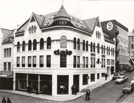 Alm-gården gjenoppbygget