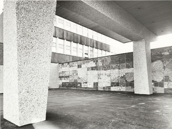 STK-bygget, conglo-muren i søylegangen