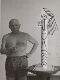Picasso med skulptur i studio