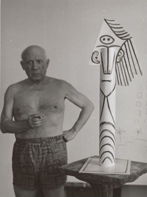 Picasso med skulptur i studio