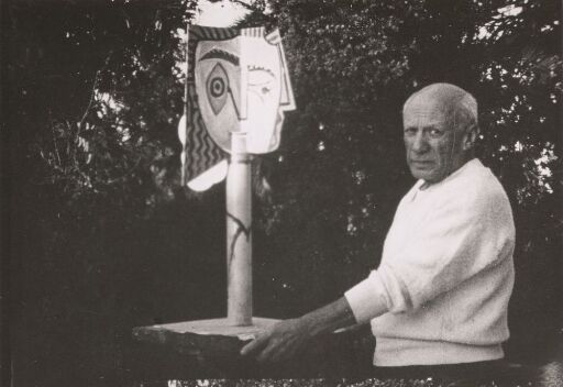 Picasso med skulptur