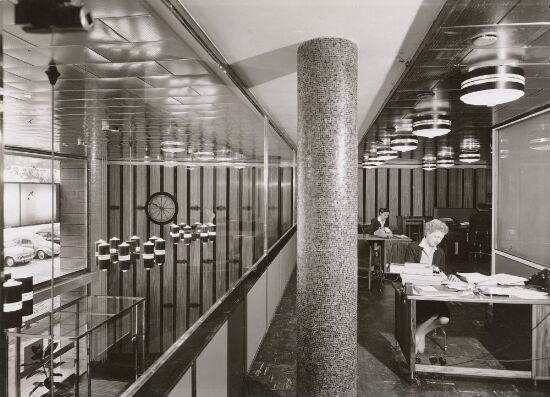 Kontorbygning med reisebyrå for SAS, fra reisebyråets mesanin