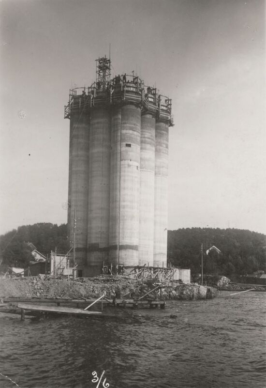 Kornsiloen på Odderøya under bygging