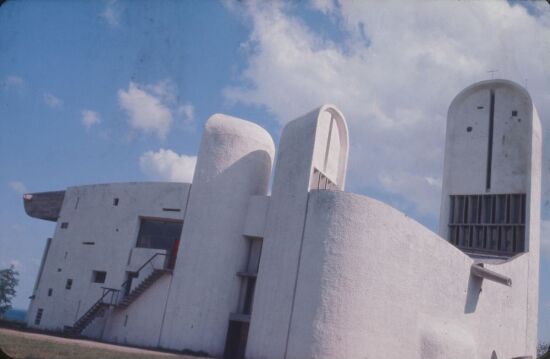 Notre Dame du Haut-kapellet i Ronchamp, nord- og vestfasade