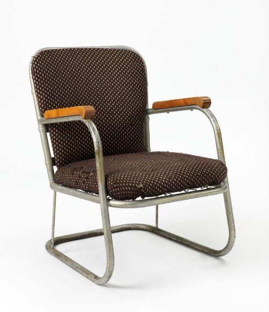 Modell F 17 (med sekundære støttestag og armlener)