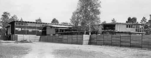 Restaurantbygningen på Glomdalsmuseet sett fra parkeringsplassen