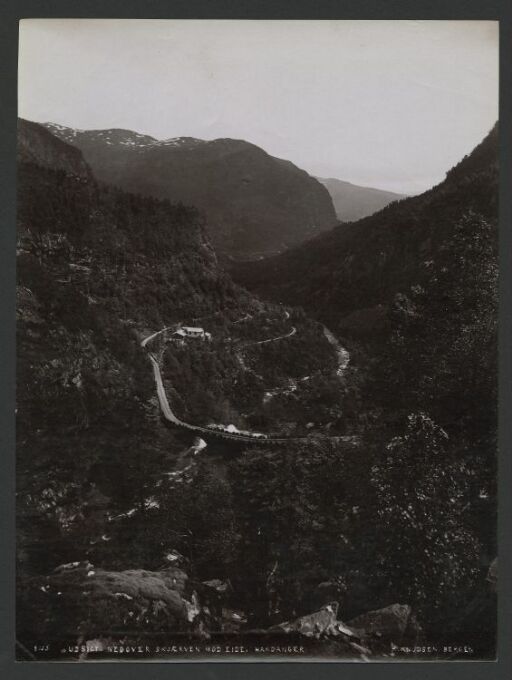 Udsigt nedover Skjærven mod Eide, Hardanger
