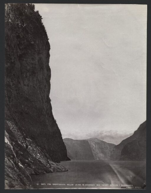 Parti fra Sognefjorden mellem Lærdal og Gudvangen med fjeldet Beitelen i baggrunden