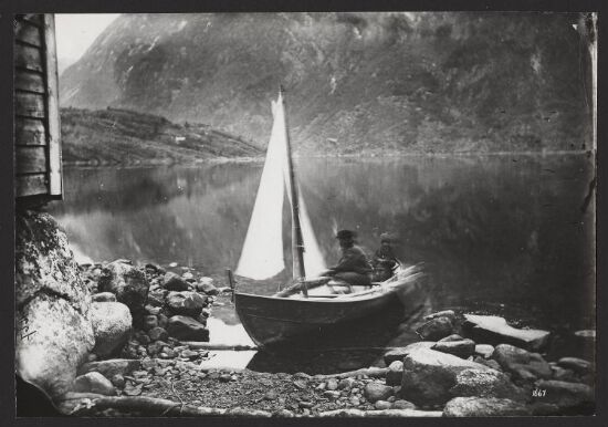 Strandparti, Baad med Seil og Figurer