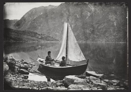 Strandparti, Baad med Seil og Figurer