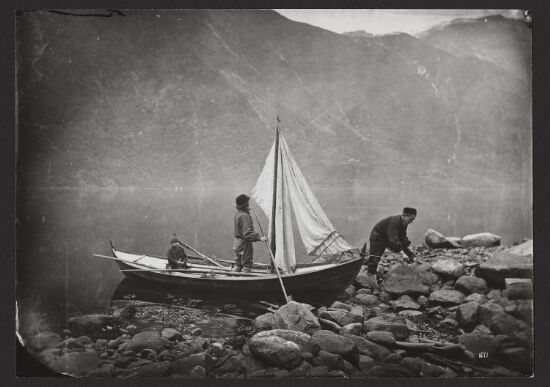 Strandparti, Baad med Seil og Figurer