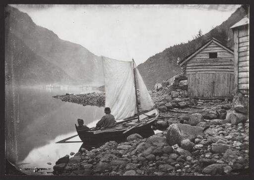 Strandparti, Baad med Seil og Figurer