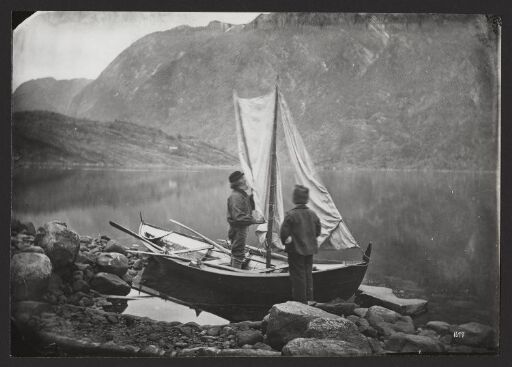 Strandparti, Baad med Seil og Figurer