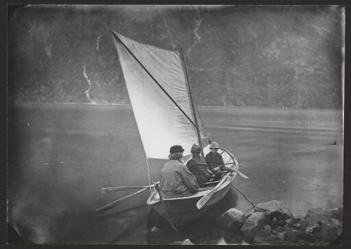 Strandparti, Baad med Seil og Figurer